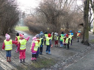 Jesień i zima to okazja do karmienia sikor i kowalików z ręki w parku Skaryszewskim.